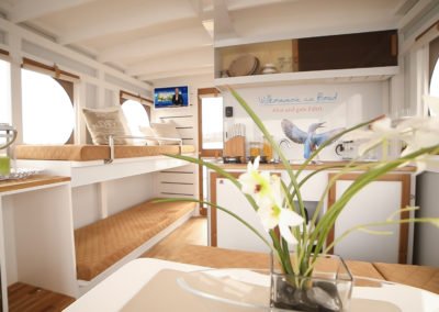 Innenraum eines Maxi Hausboots mit Doppelstockbett, Tisch und Küchenecke