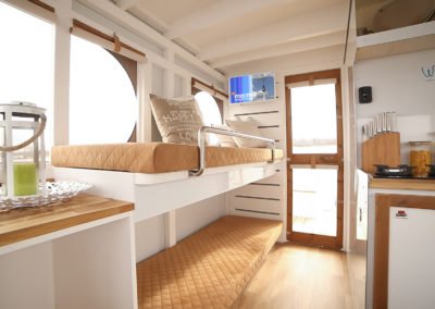 Innenraum eines Maxi Hausboots mit Doppelstockbett